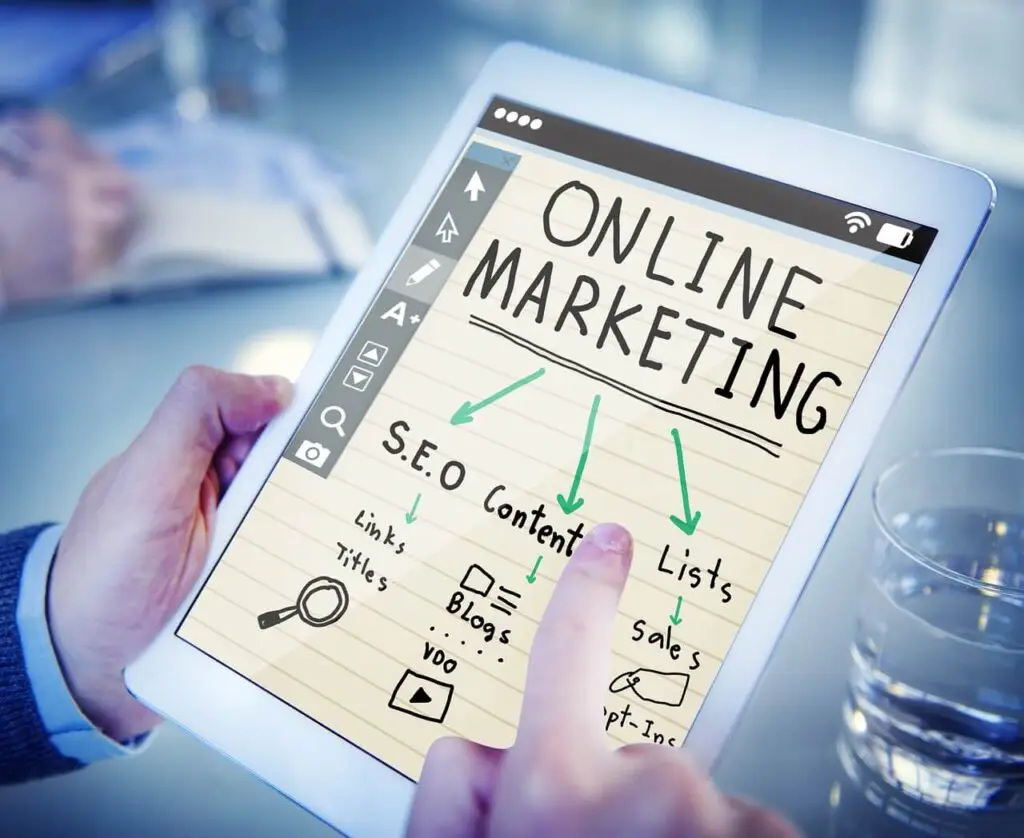 איש עם טאבלט מסביר על קידום אתרים אורגני POP SEO